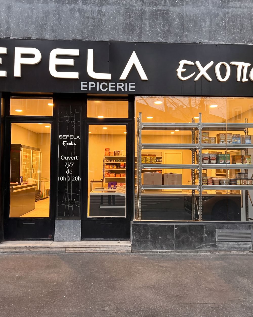 Photo de la façade de l'épicerie africaine Sepela à Lyon 7, vitrine éclairée