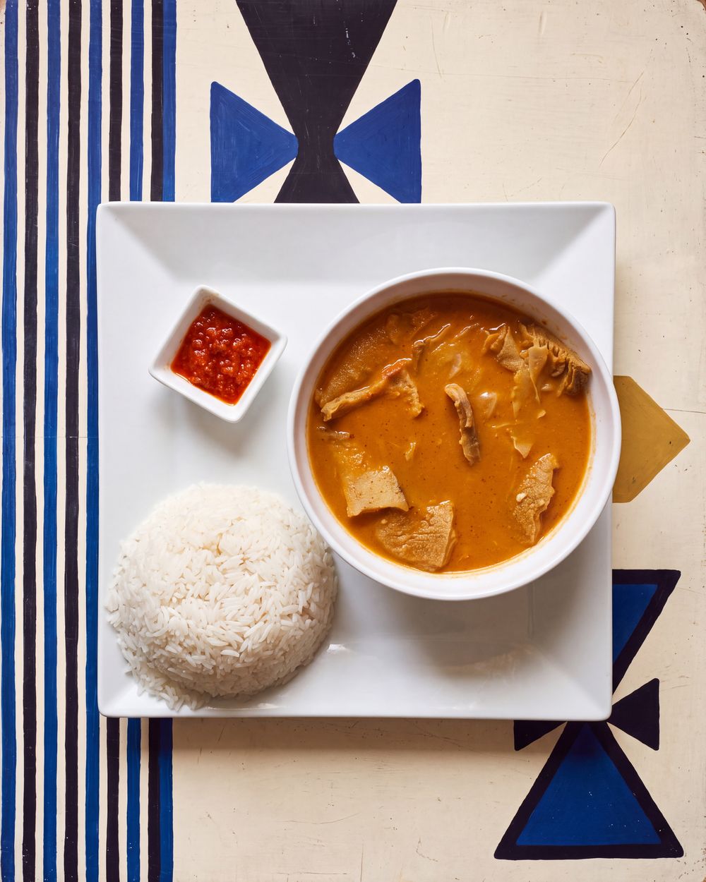 Photo d'un mafé à la sauce d'arachide et de son riz blanc, au restaurant Sepela, à quelques pas de l'épicerie africaine à Lyon 7