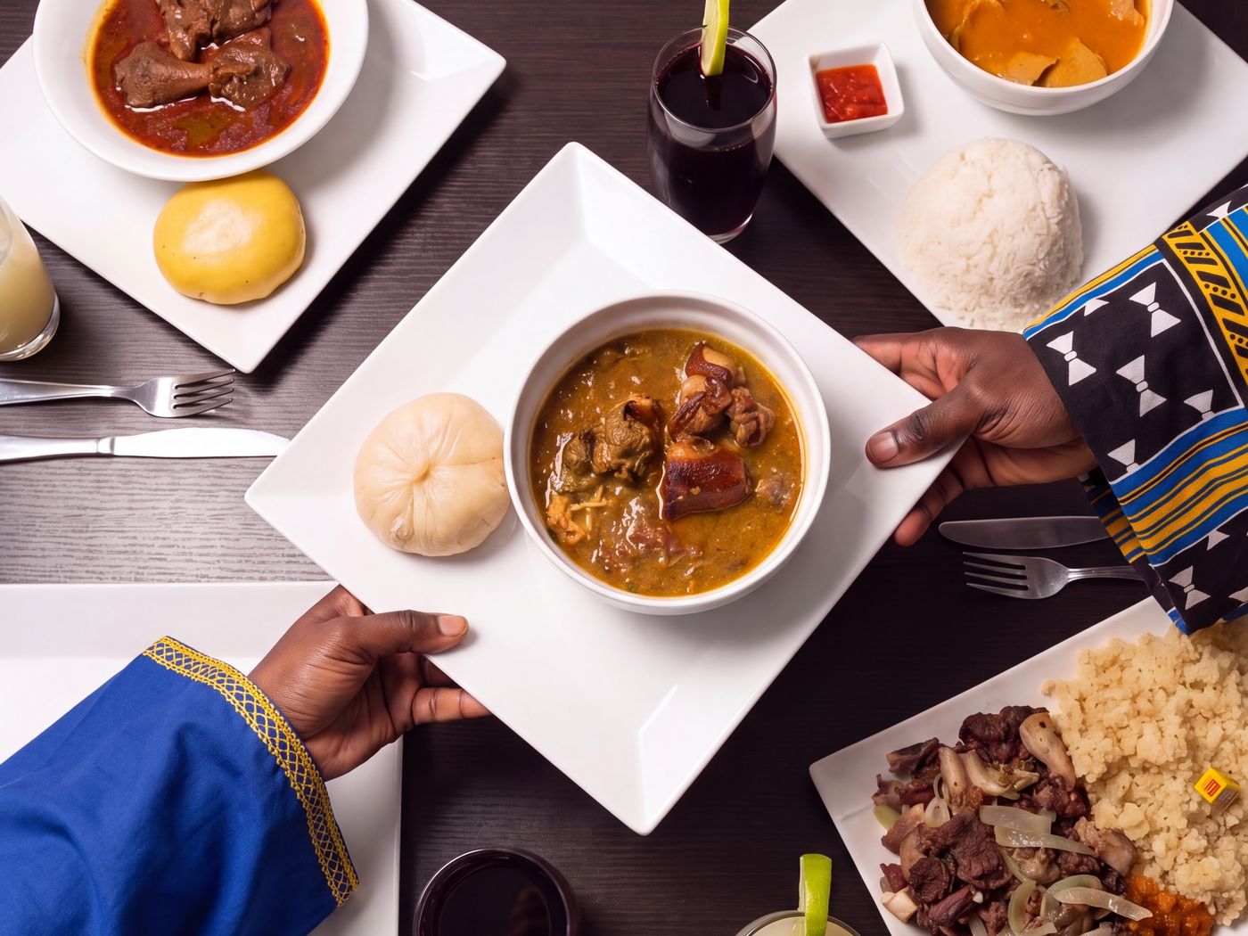 Photo d'une tablée vue du dessus, une sauce gombo et son placali qui passe de main en main entre sauce graine, mafé et choukouya, au restaurant africain Sepela à Lyon 7