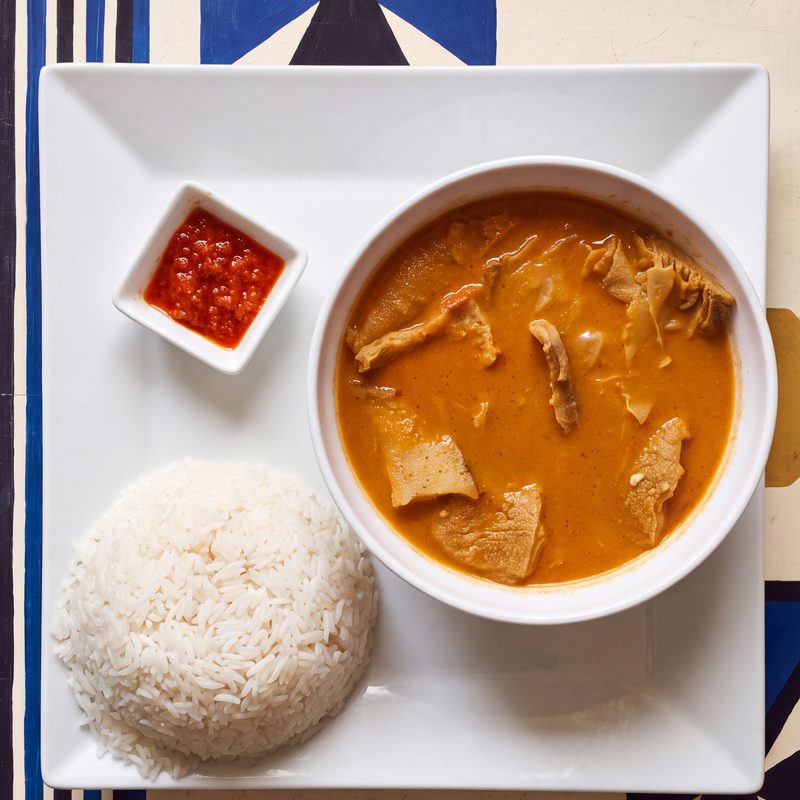 Photo d'un mafé à l'arachide et de son riz blanc, au restaurant africain Sepela à Lyon 7