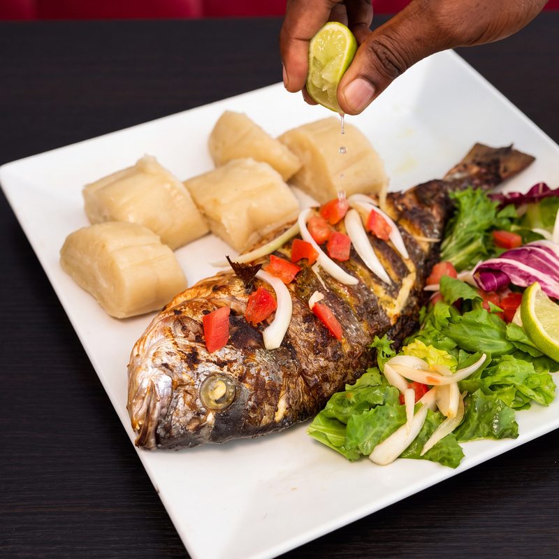 Photo d'un tilapia braisé, salade et citron vert, au restaurant africain Sepela à Lyon 7