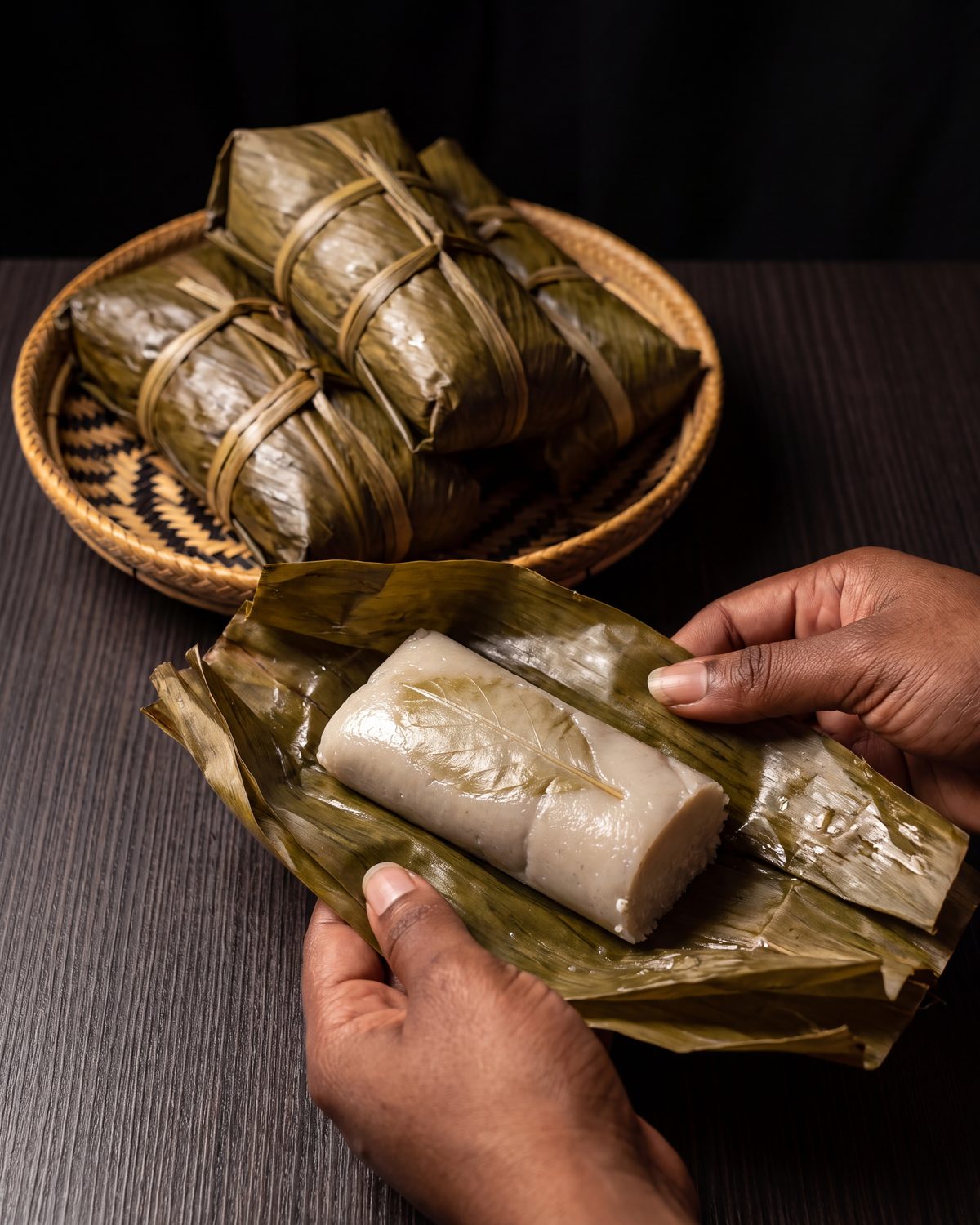 Photo de chikwangue, le pain de manioc fermenté enveloppé dans ses feuilles, épicerie africaine Sepela à Lyon 7