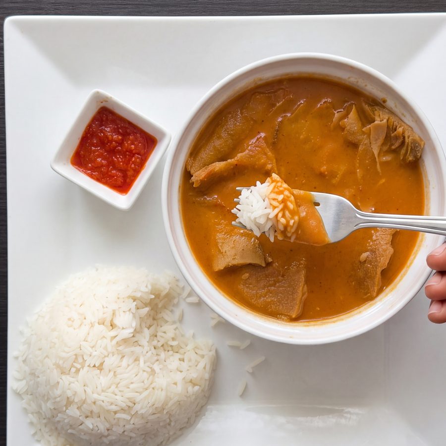 Photo d'un mafé à la sauce d'arachide et de son riz blanc, cuisine panafricaine du restaurant Sepela