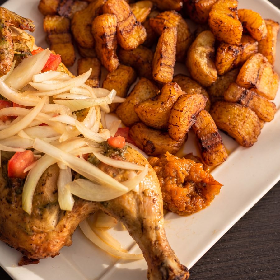 Photo d'un poulet entier braisé aux oignons et de son alloco, au restaurant Sepela à la Guillotière