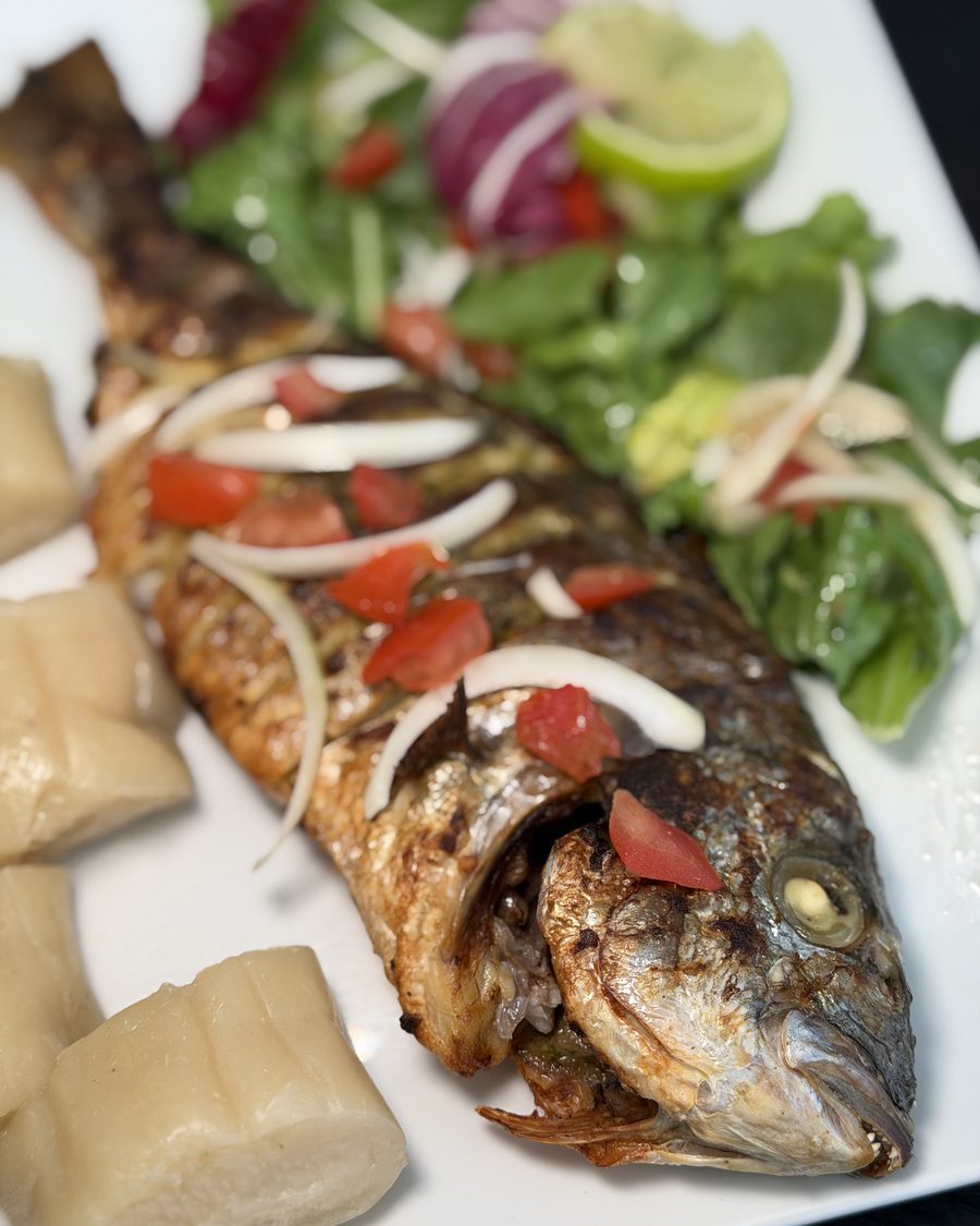 Photo d'un tilapia braisé au citron vert, restaurant africain ouvert tous les jours à Lyon 7