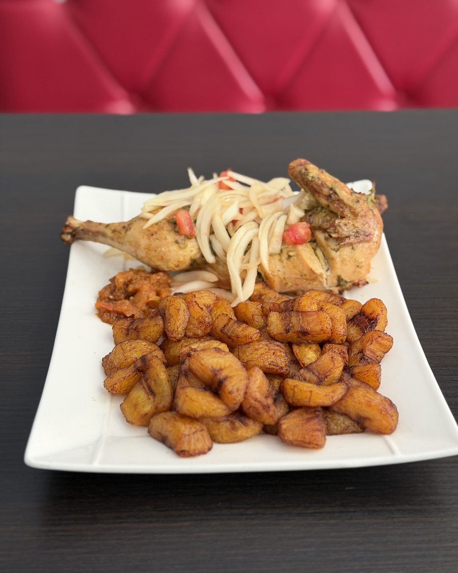 Photo d'un poulet braisé et de son alloco, réserver une table chez Sepela